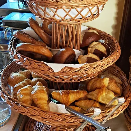 & Restaurant Mainaublick Hotel